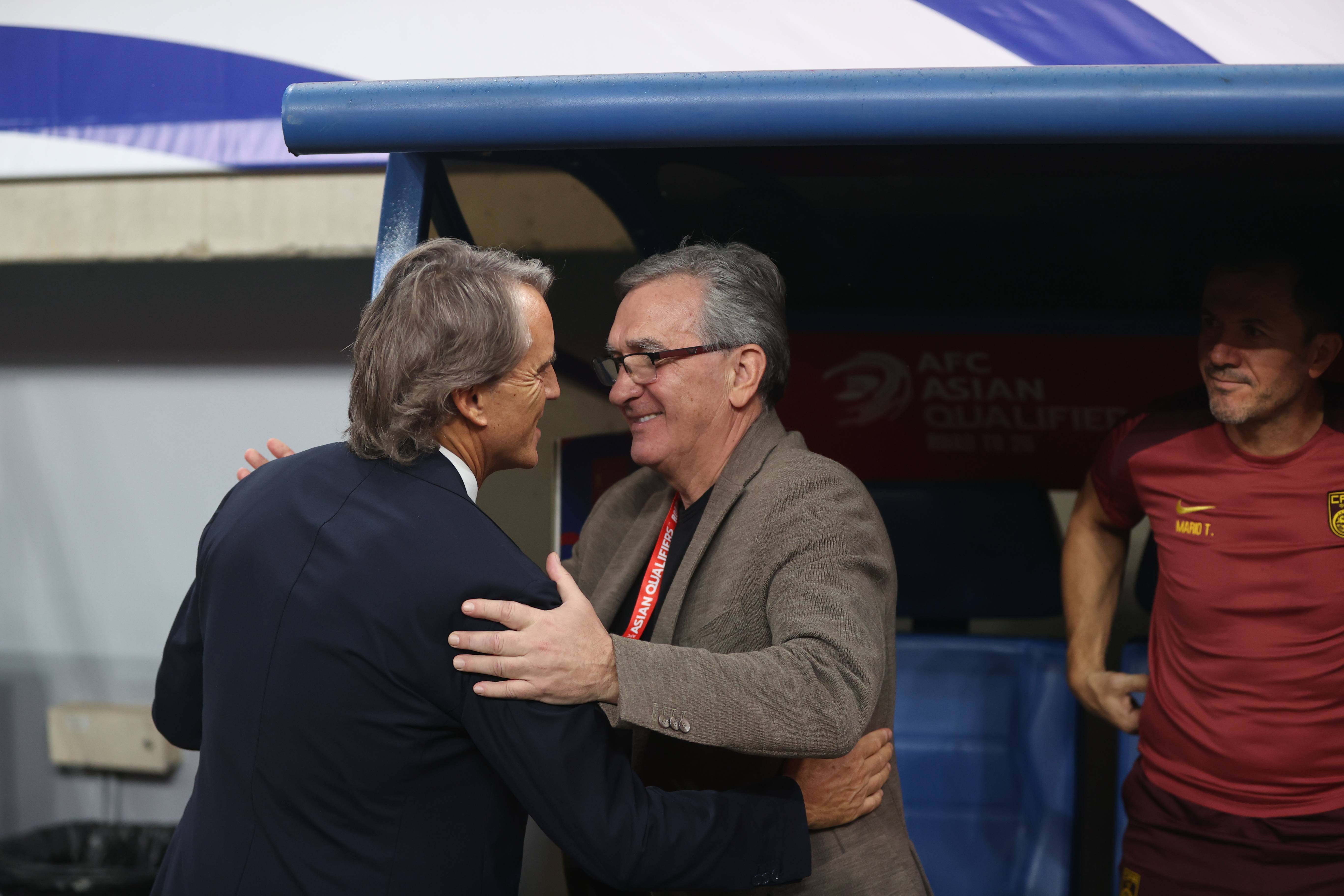 "国足集训备战：新教练如何带领球队翻身？"的简单介绍